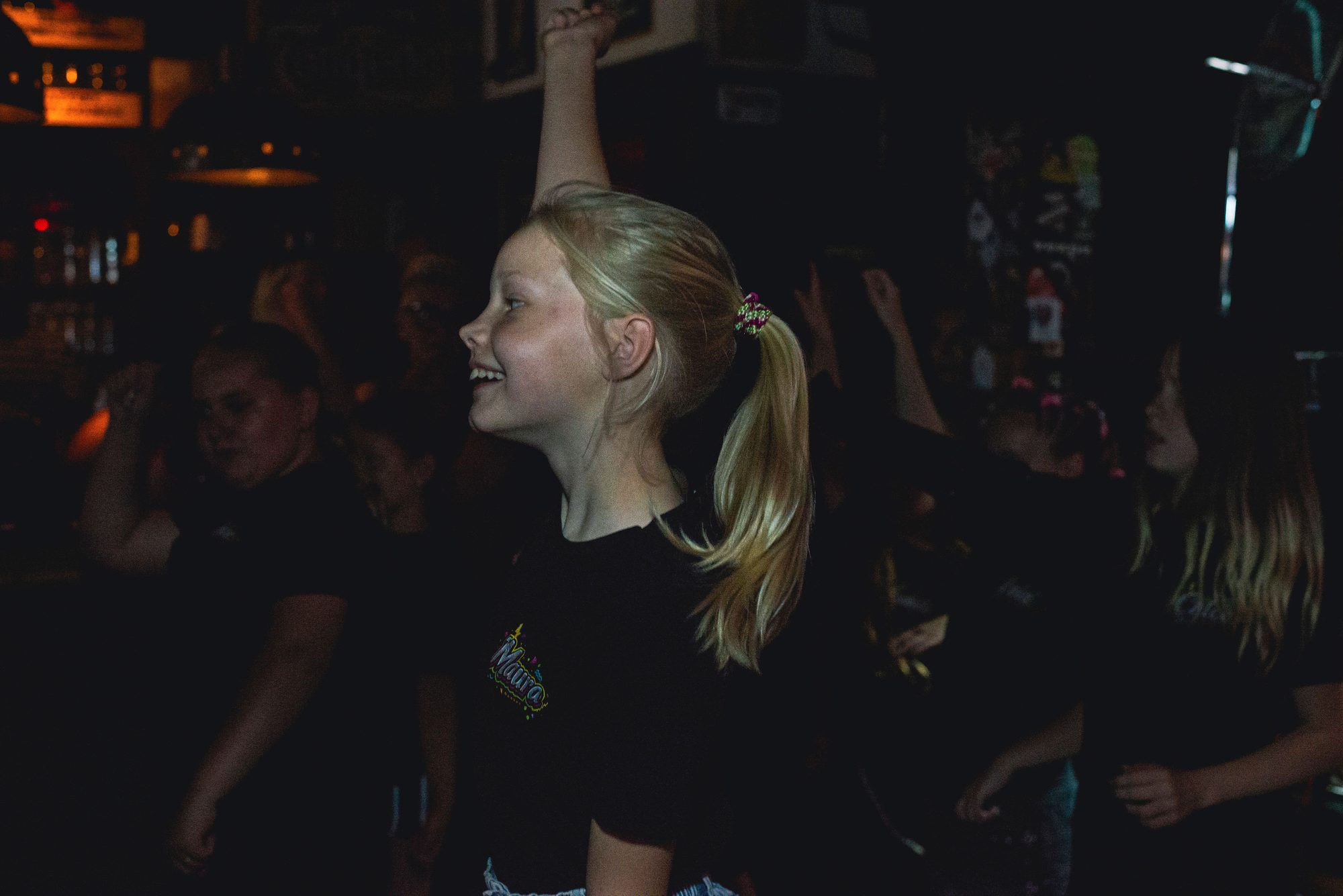 Dansende kinderen voor publiek