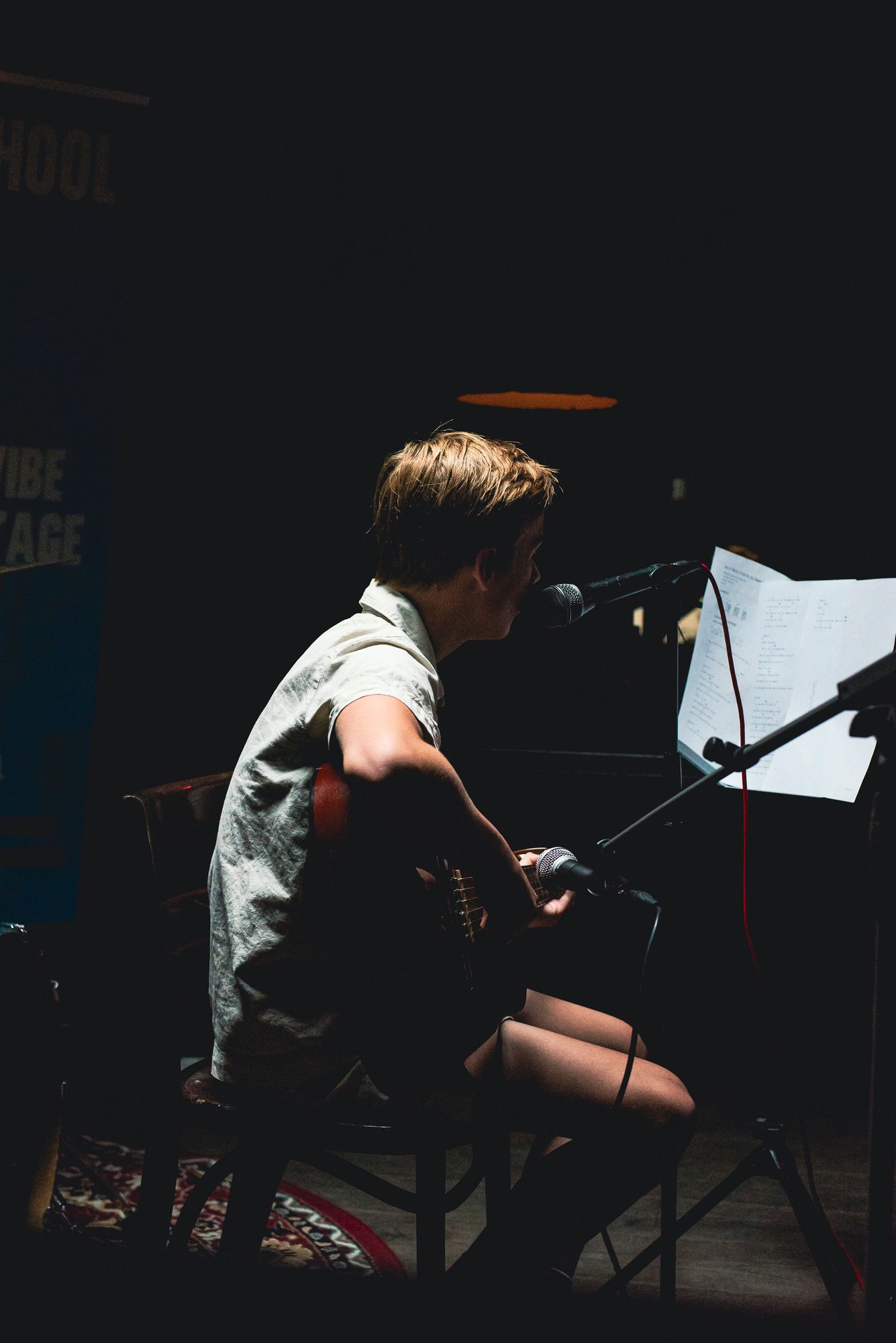Singer-songwriter met akoestische gitaar